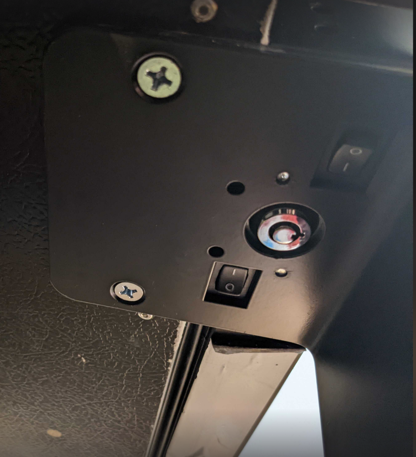 Stockwell 2.0 - Underside - door lock and light switches