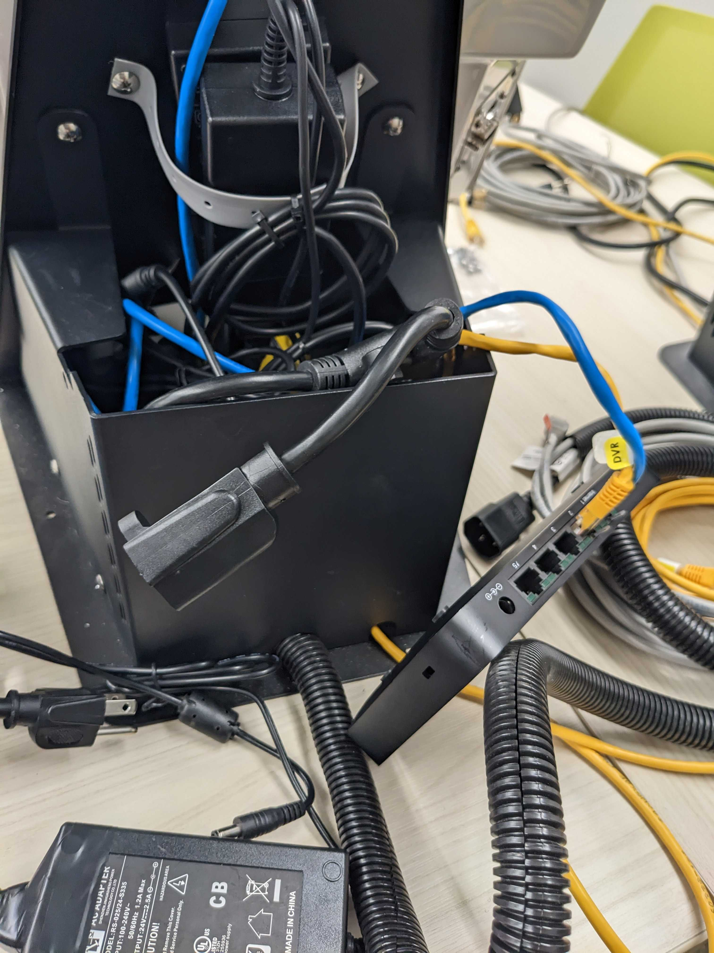 Adyen Verifone Installation - Adyen reader into ‘Y’ connector or power adapter..png