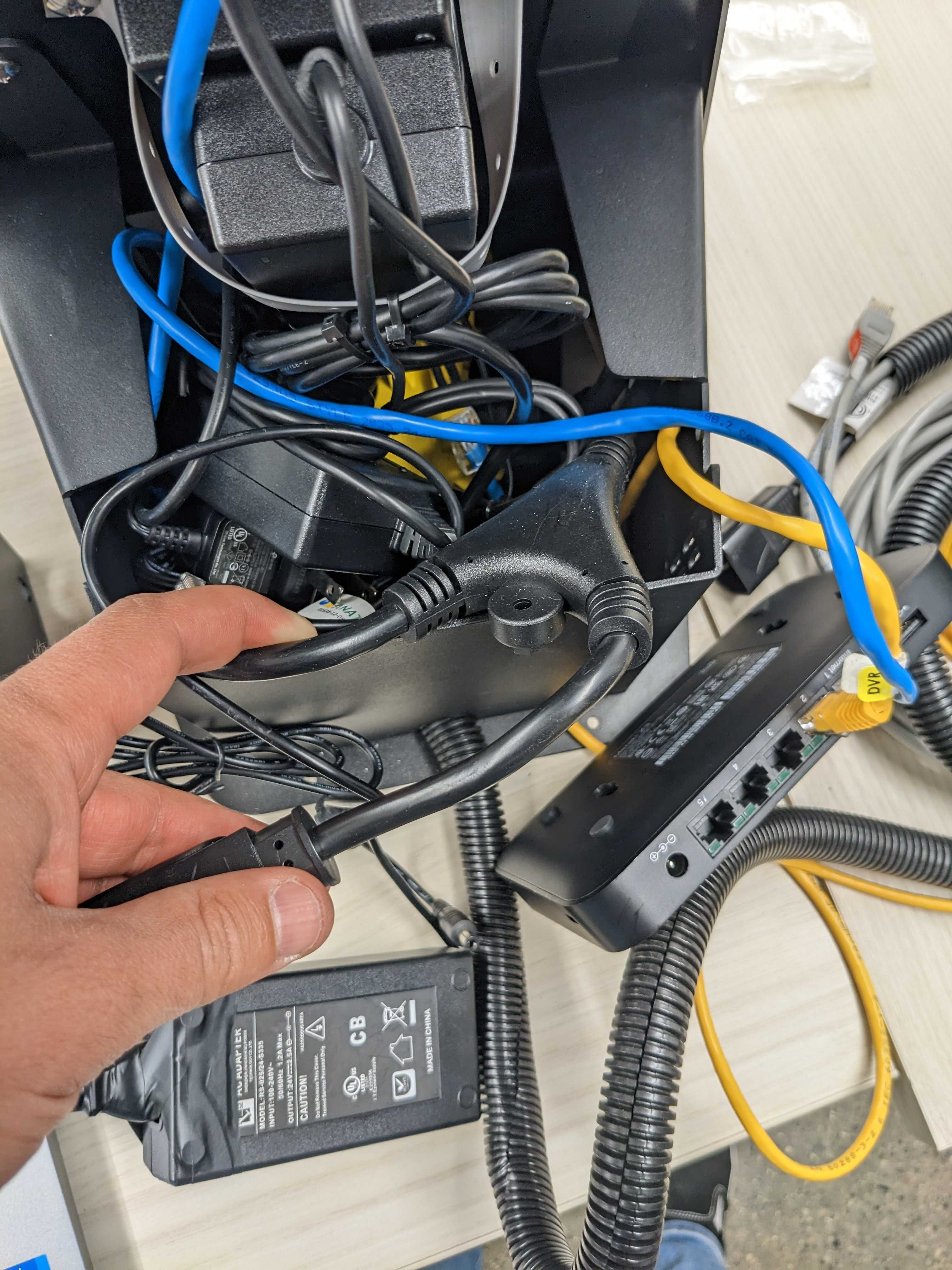 Adyen Verifone Installation - Y shaped Amit Power connector.png